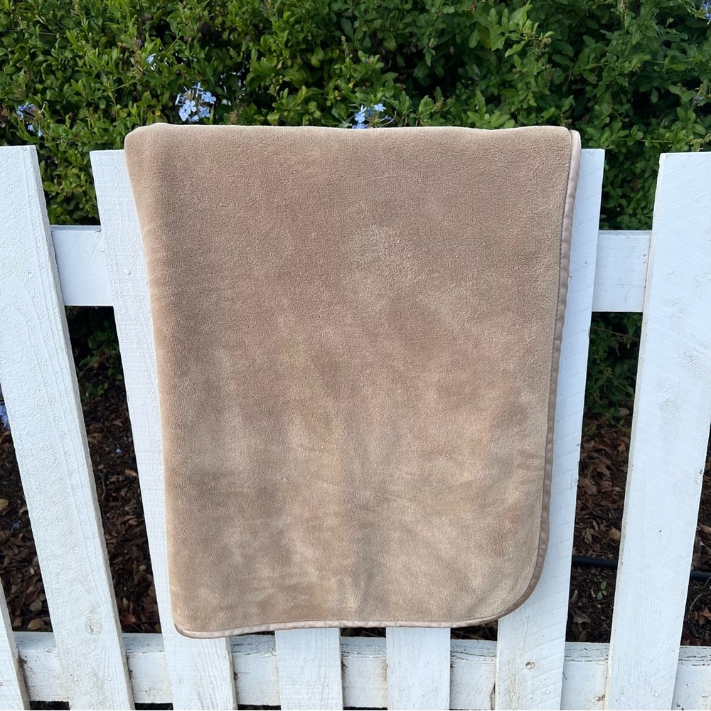 Brookstone NAP 2 Ply Plush Throw Travel Blanket Light Tan Satin Trim 38x61 GUC